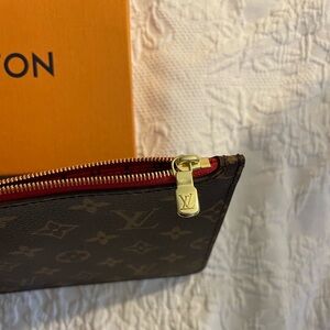 LOUIS VUITTON Damier Neverfull MM Accessory Pouch.